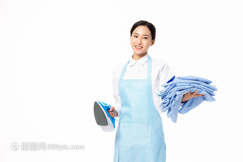 家政服務(wù)中的匠心 女性熨燙衣服的藝術(shù)與溫情